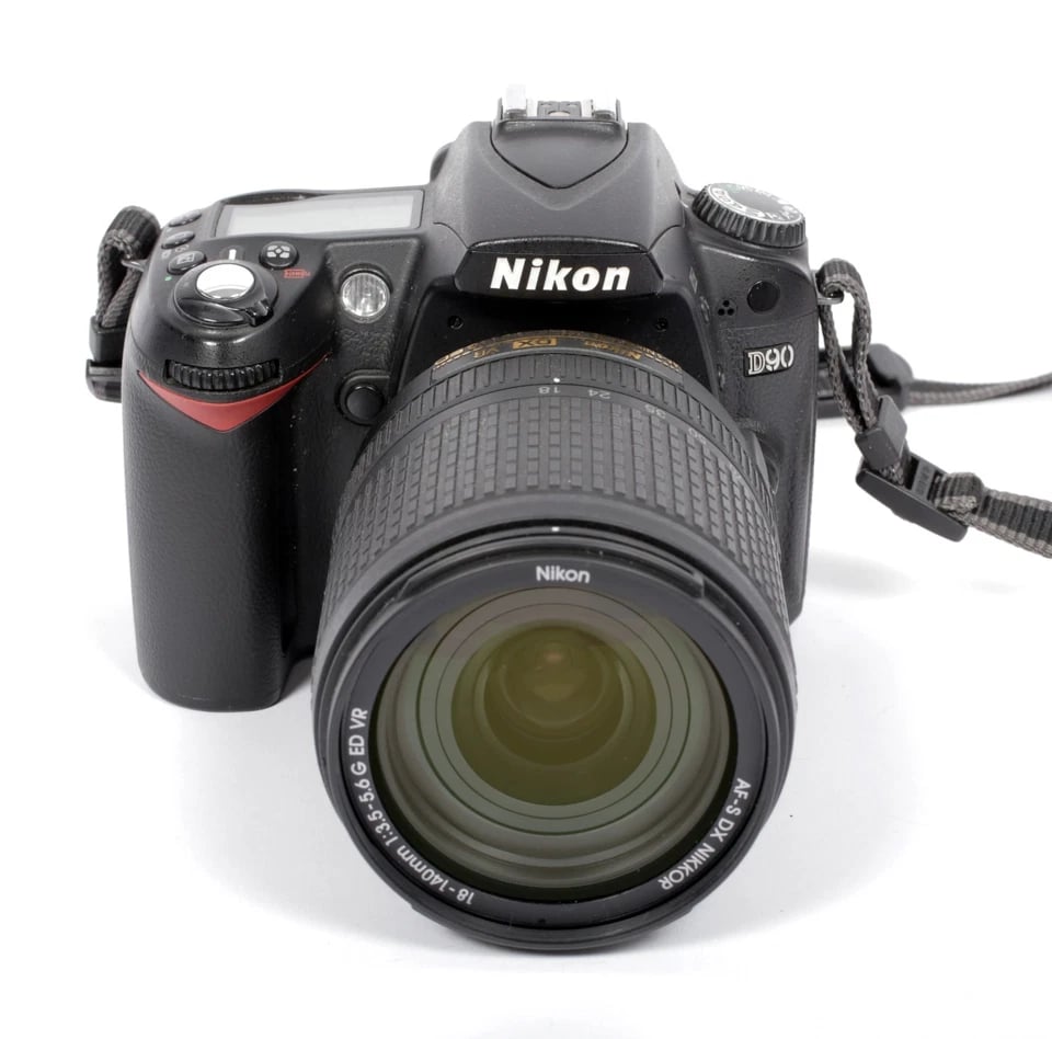 Nikon D90 DSLR with Nikkor 18-140mm F3.5-5.6 VR lens +4GB card+